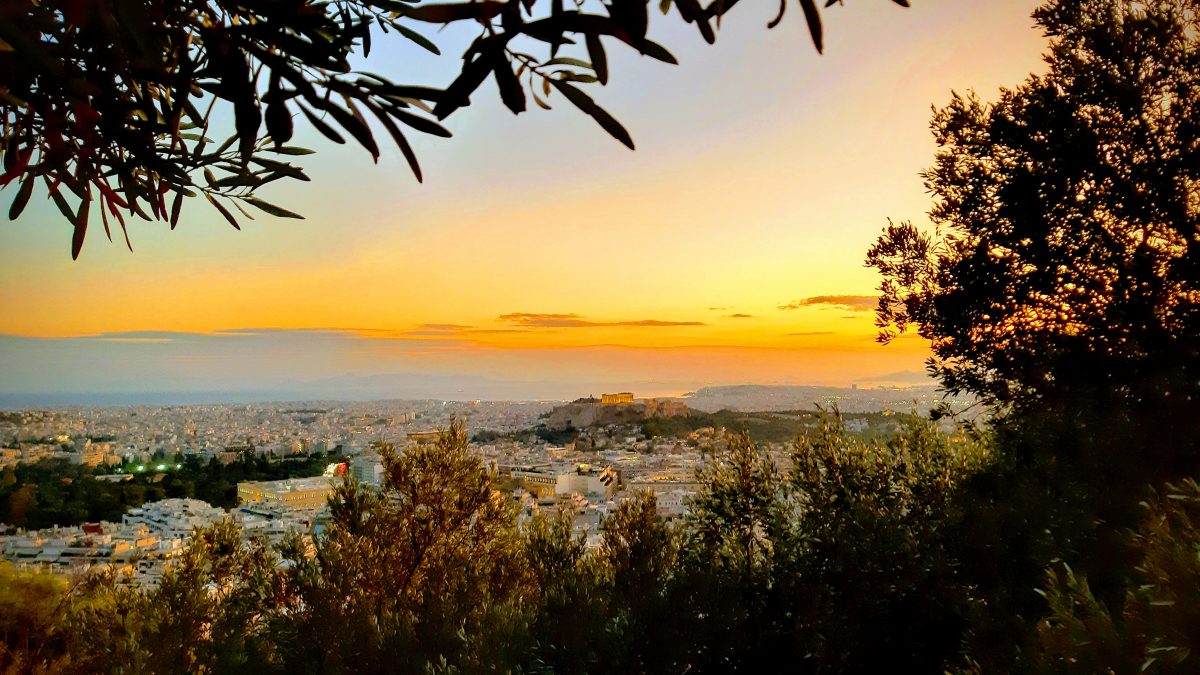 Widok ze wzgórza Likawitos na Ateny i Akropol